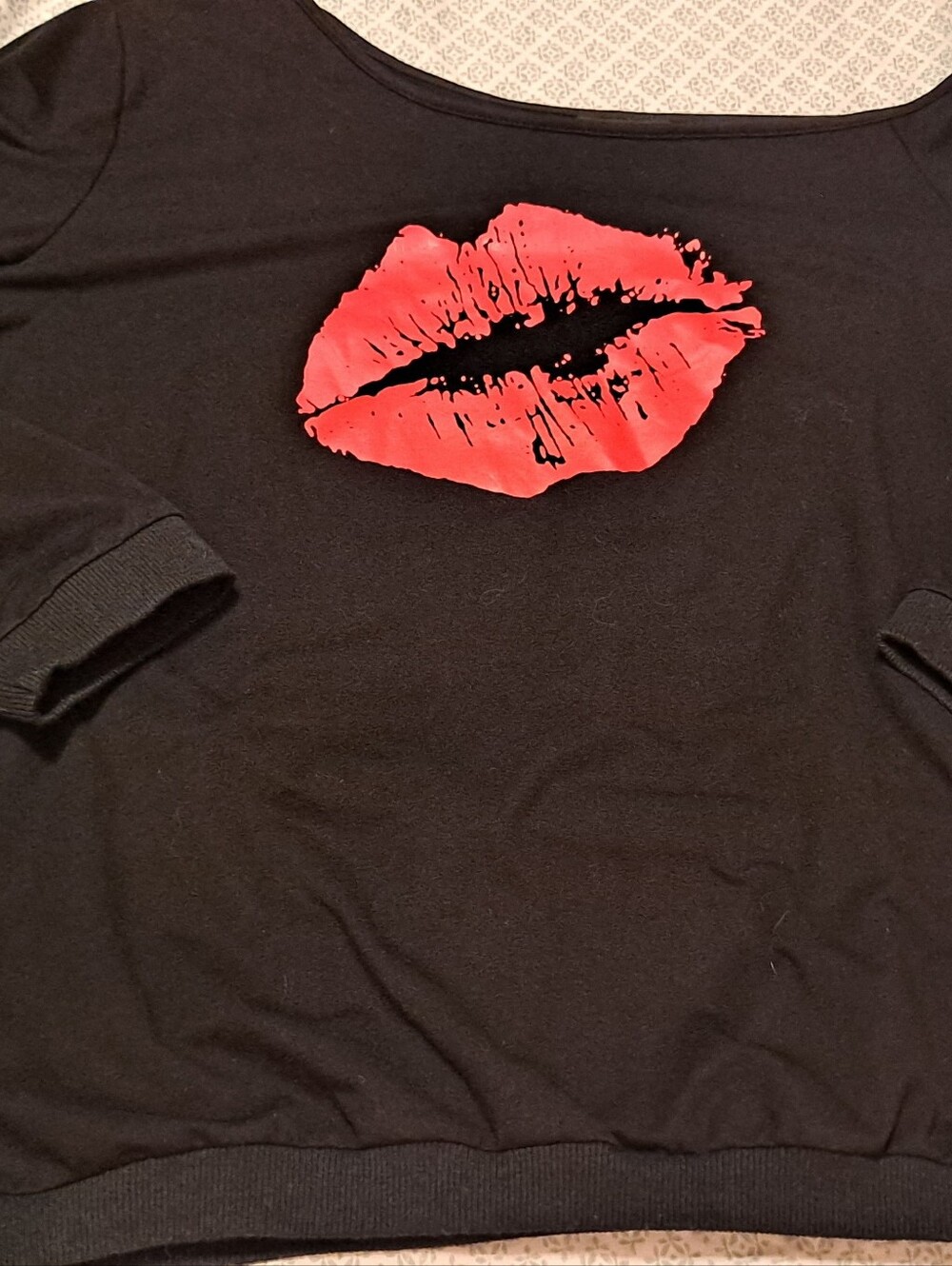 Black Pullover Sweatshirt with Red Lip Print Off Shoulder 80s Style Sz XL